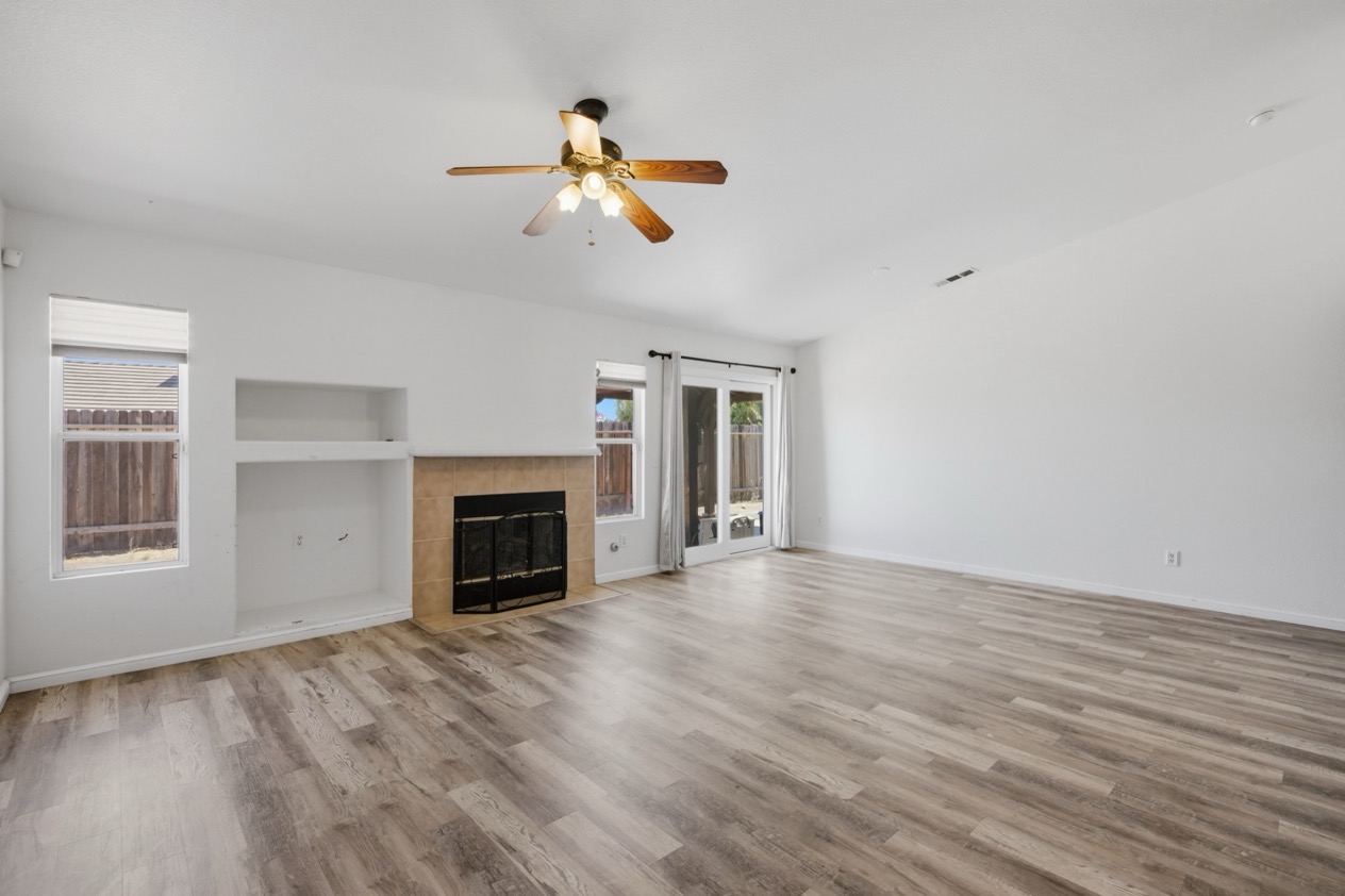 Great room as photographed, empty